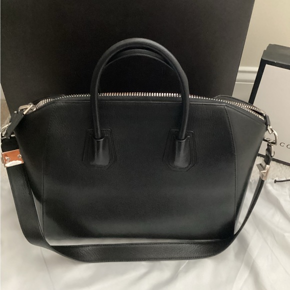 Givenchy
Antigona Medium Top Handle Bag in Grained Leather - Picture 9 of 15